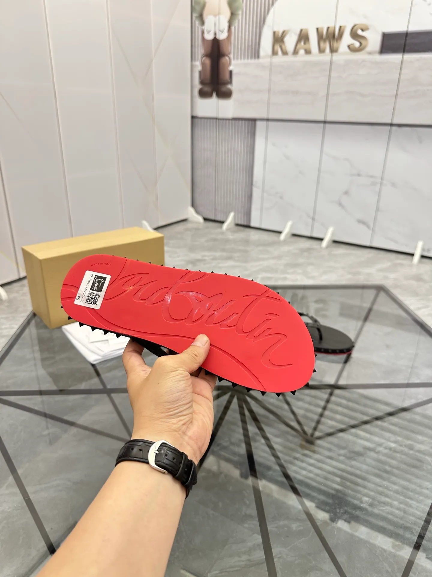 Men's shoes: 💰P280¥ Product trademark: CL red-soled shoes* "CL*" flip-flops Regular size: 36-44 (can be customized to 45.46) Couple style Product materials: Original material from upper counter, 5D color printing process, high-end rivets, original lining, original outsole. Number: 789